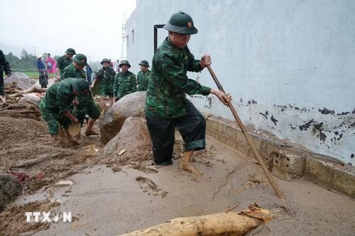 Các cán bộ, chiến sỹ tìm kiếm người mất tích trong lũ. (Ảnh: Nguyễn Oanh/TTXVN)
