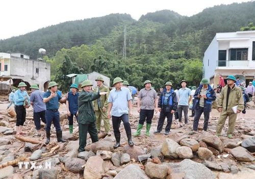 Chủ tịch Ủy ban Nhân dân tỉnh Lai Châu trao đổi với Thứ trưởng Nguyễn Hoàng Hiệp về sự việc lũ ống, lũ quét gây ra tại xã Mường Than, tỉnh Lai Châu. (Ảnh: Quý Trung/TTXVN)