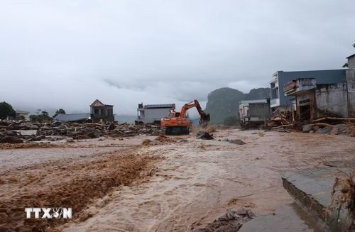 Quốc lộ 32 khu vực đội 11 (nay là Bản Chít) tan hoang do lũ dữ càn quét. (Ảnh: Quý Trung/TTXVN)