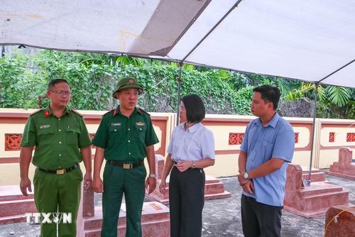 Lãnh đạo xã Nam Ninh (Ninh Bình) kiểm tra công tác tìm kiếm, quy tập và xác định danh tính hài cốt liệt sỹ tại khu vực Nghĩa trang liệt sỹ Nam Hải. (Ảnh: Công Luật/TTXVN)