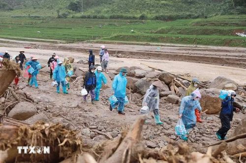 Người dân xã Than Uyên nấu cơm đưa đến cho nhân dân Bản Chít và các lực lượng giúp dân khắc phục hậu quả do lũ dữ gây ra tại Mường Than. (Ảnh: Quý Trung/TTXVN)
