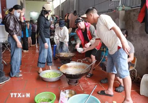 Bếp ăn dã chiến tại Bản Phúc Khoa, xã Mường Khoang, mỗi người một việc để chế biến thức ăn đưa đến vùng rốn lũ Mường Than. (Ảnh: Quý Trung/TTXVN)