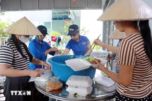 Mỗi người một việc góp phần chế biến những suất cơm nhanh nhất đưa đến giúp Mường Than. (Ảnh: Quý Trung/TTXVN)