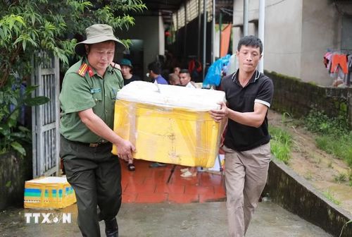 Cơm được đựng trong thùng xốp cẩn thận để đưa đến vùng rốn lũ Mường Than. Những suất cơm đong đầy những tình cảm của nhân dân Bản Phúc Khoa dành cho nhân dân và các lực lượng. (Ảnh: Quý Trung/TTXVN)