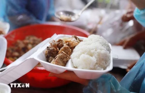 Những suất cơm đong đầy những tình cảm của nhân dân Bản Phúc Khoa dành cho nhân dân và các lực lượng. (Ảnh: Quý Trung/TTXVN)