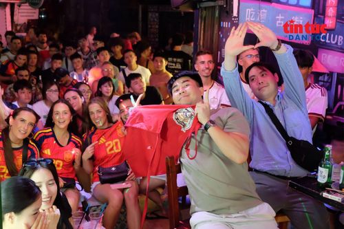 Trận cầu là dịp để những người có chung sở thích với trái bóng tròn cùng giao lưu và kết bạn.