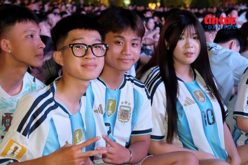 Nhóm bạn trẻ hào hứng cổ vũ cho đội tuyển Argentina.
