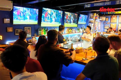 Nhiều màn hình lớn được trang bị, phục vụ nhu cầu xem đá bóng của thực khách.