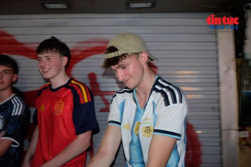 Nam du khách nước ngoài chúc mừng người hâm mộ Tây Ban Nha dù đội tuyển Argentina yêu thích không giành chức vô địch.