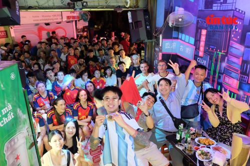 Không khí tại các tuyến phố "không ngủ" của Thủ đô sôi động.