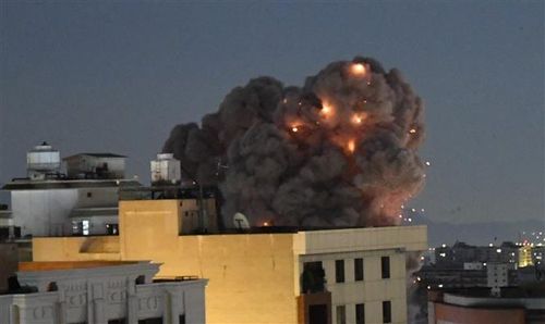 Khói bốc lên sau vụ tấn công tại Tehran, Iran. Ảnh: THX/TTXVN phát