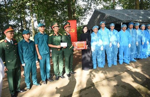 Bà Nguyễn Thị Hoàn, Phó Chủ tịch UBND thành phố Đồng Nai, Trưởng Ban Chỉ đạo 515 thành phố Đồng Nai, tặng quà động viên các lực lượng tham gia lấy mẫu ADN hài cốt liệt sĩ tại Nghĩa trang Liệt sĩ Bình Phước.