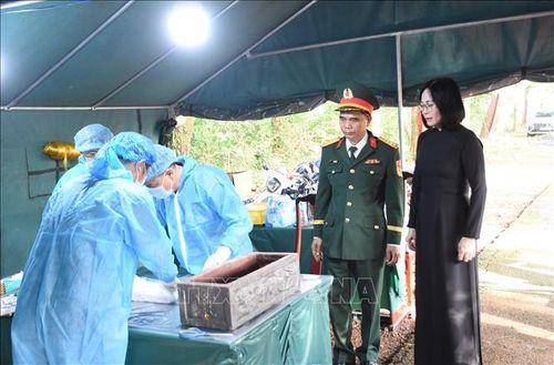 Bà Nguyễn Thị Hoàng, Phó chủ tịch UBND TP Đồng Nai, Trưởng Ban Chỉ đạo 515 thành phố Đồng Nai theo dõi quy trình lấy mẫu ADN tại Nghĩa trang liệt sỹ Bình Phước.