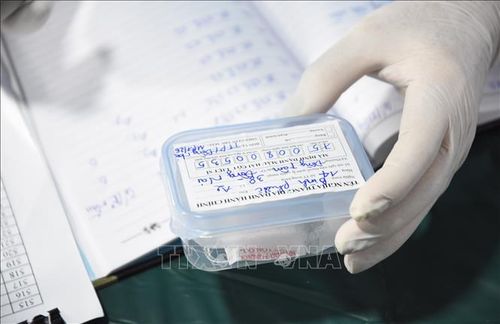 Sau khi lấy mẫu, các mẫu sinh phẩm được đóng gói, mã hóa, niêm phong và chuyển đến đơn vị giám định ADN để phục vụ đối chiếu với cơ sở dữ liệu thân nhân liệt sĩ.