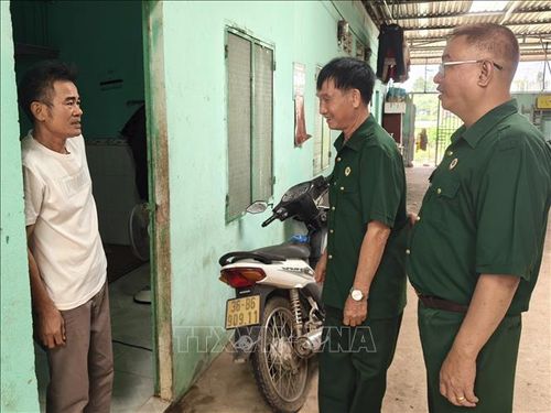 Cựu chiến binh Nguyễn Như Hoan ở phường Đồng Xoài (đứng giữa) thăm hỏi, động viên những hoàn cảnh khó khăn.