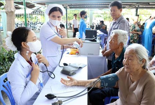 Đội ngũ Bác sĩ Bệnh viện Đa khoa Ninh Thuận (tỉnh Khánh Hòa) khám bệnh cho người cao tuổi.