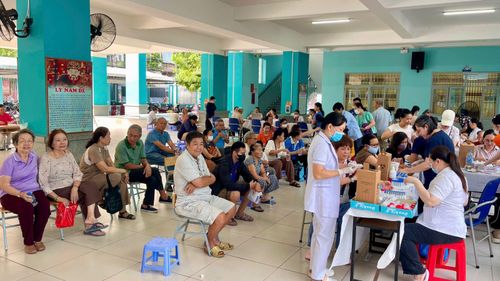 Người dân ngồi chờ đến lượt khám sức khoẻ toàn dân tại phường Tân Bình. Ảnh: Báo Tin tức và Dân tộc.