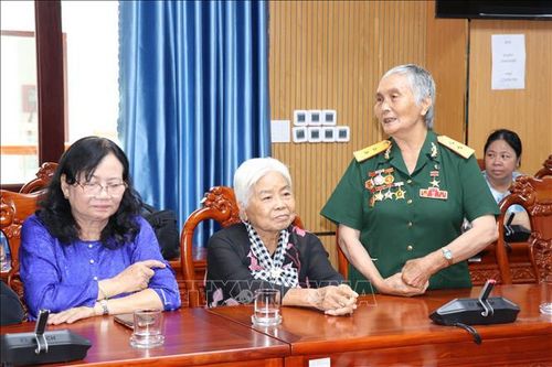 Nữ anh hùng lực lượng vũ trang nhân dân Lê Thị Hồng, phường Phú Khương, tỉnh Vĩnh Long, chia sẻ những năm tháng tham gia kháng chiến. Ảnh: Thanh Hòa/TTXVN