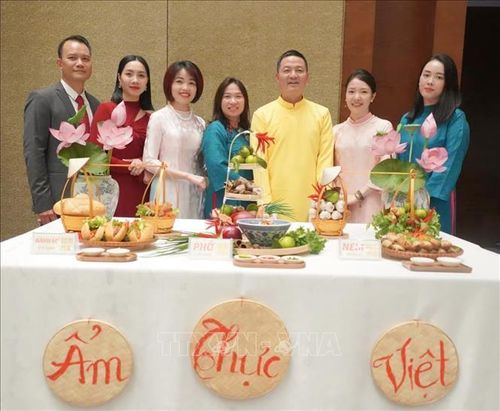 Phó Giáo sư, Tiến sĩ Nguyễn Xuân Diện (thứ 3, từ phải qua) tham gia hoạt động giới thiệu ẩm thực Việt tại Trùng Khánh. Ảnh: TTXVN phát