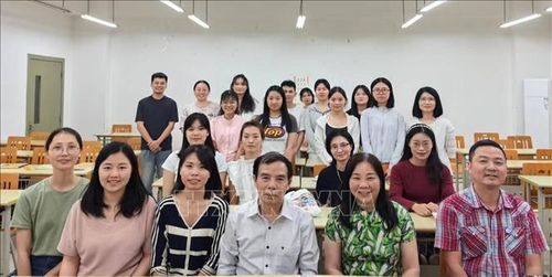 Phó Giáo sư, Tiến sĩ Nguyễn Xuân Diện (hàng đầu, ngoài cùng bên phải) và các sinh viên lớp tiếng Việt tại trường Đại học Ngoại ngữ Tứ Xuyên. Ảnh: TTXVN phát