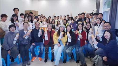 Phó Giáo sư, Tiến sĩ Nguyễn Xuân Diện (hàng đầu, thứ 3 từ trái qua) tham gia hoạt động quảng bá bánh mỳ Việt Nam cho bàn bè Trung Quốc. Ảnh: TTXVN phát