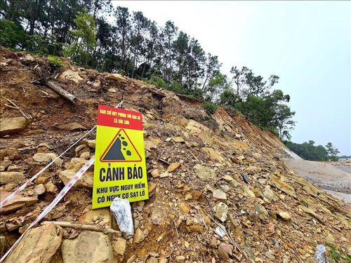 Ban Chỉ huy Phòng thủ dân sự xã Sóc Sơn cắm biển cảnh báo, khoanh vùng khu vực có nguy cơ sạt lở để bảo đảm an toàn cho người dân và du khách. Ảnh: Quốc Luỹ/TTXVN