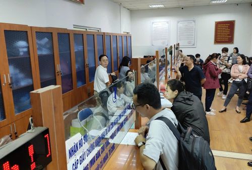 Người dân nộp hồ sơ tại Chi nhánh Văn phòng Đăng ký đất đai Hà Nội.