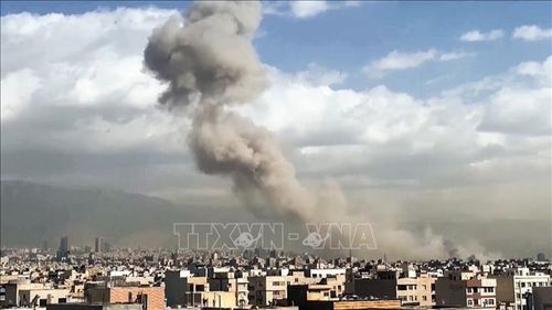 Khói bốc lên sau cuộc không kích của Mỹ - Israel nhằm vào thủ đô Tehran, Iran ngày 28/2/2026. Ảnh: ANI/TTXVN phát