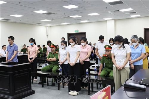Các bị cáo nghe Tòa tuyên án.