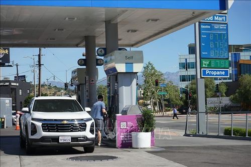 Một trạm xăng tại California, Mỹ. Ảnh: THX/TTXVN