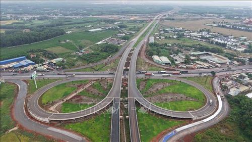 Cầu vượt, nút giao giữa tuyến giao thông kết nối sân bay Long Thành với Quốc lộ 51. Ảnh: Công Phong/TTXVN