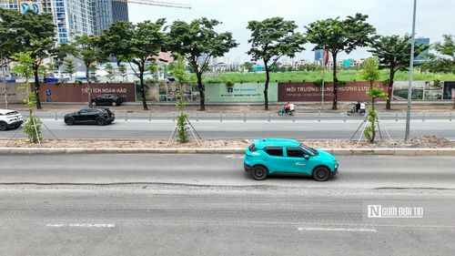 Mặt đường Võ Chí Công xuất hiện nhiều vết nứt dài.