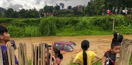 Một chiếc xe bán tải bị dòng nước lũ cuốn trôi khi di chuyển qua khu vực cầu tại bản Tôm Hùm, xã Sộp Cốp (thuộc khu vực xã Mường Và cũ). Việc đưa chiếc xe ra khỏi dòng nước xiết là vô cùng khó khăn, mọi người chỉ biết đứng nhìn dù rất muốn hỗ trợ trục vớt chiếc xe. May mắn người trong xe đã thoát ra an toàn.