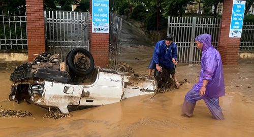 Anh San Na có mặt tại hiện trường cho biết: "Chiếc xe đã hư hại hoàn toàn, mưa kéo dài đã rửa trôi lớp đất cát phủ trên bề mặt xe lộ ra phần thân vỏ vỡ nát. Nước ngập trong xe và động cơ gây khó khăn trong quá trình dọn dẹp hiện trường".