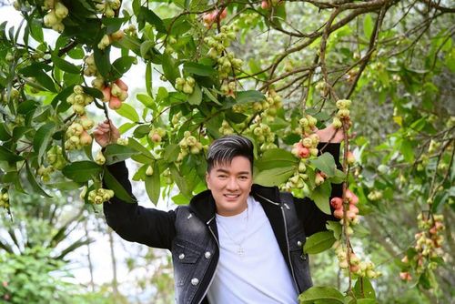 Đàm Vĩnh Hưng luôn biết cách tương tác với khán giả bằng lời lẽ rất trẻ trung (Ảnh: FBNV).