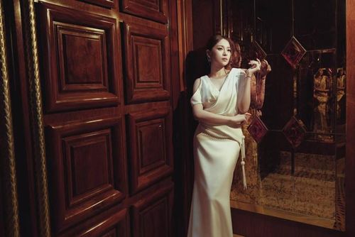 Tam Triều Dâng ghi điểm với phong cách sang trọng, quyến rũ đầy tinh tế. (Nguồn: FBNV)