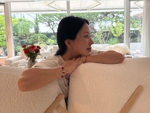 Uhm Jung Hwa từng phẫu thuật để điều trị ung thư tuyến giáp.