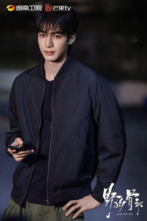 Chó Hoang Và Xương giúp Tống Uy Long nhận về nhiều lời khen cho diễn xuất. Ảnh: Weibo