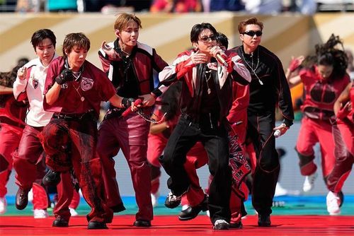 BTS biểu diễn ở khoảng nghỉ giữa giờ trận chung kết World Cup.
