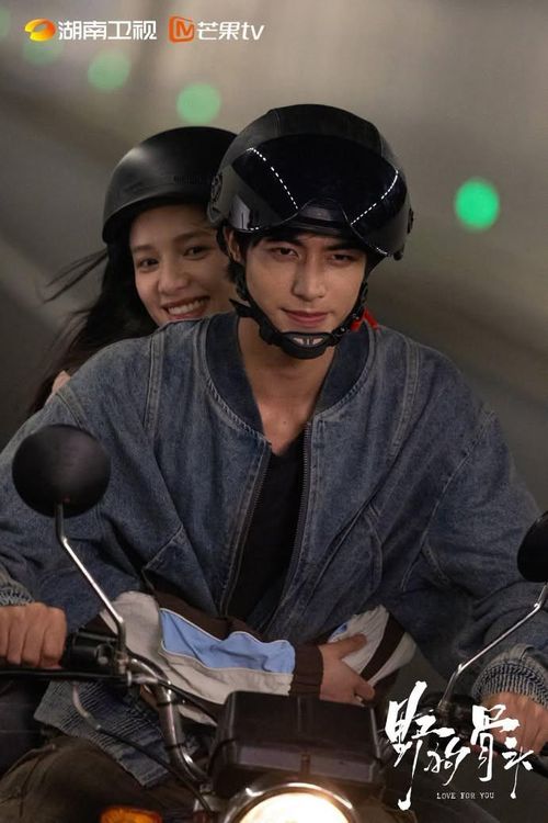 Bộ phim truyền hình Chó Hoang Và Xương là câu chuyện tình yêu đầy day dứt và chiếm hữu giữa hai anh em không cùng huyết thống, Trần Dị (Tống Uy Long) và Miêu Tĩnh (Trương Tịnh Nghi). Lớn lên từ một thị trấn nhỏ nghèo khó vào thập niên 1990, họ nương tựa vào nhau để vượt qua những biến cố gia đình và dần nảy sinh thứ tình cảm mãnh liệt vượt qua ranh giới tình thân. Đặc biệt, tác phẩm tạo nên cú bứt phá trên thị trường khi liên tục dẫn đầu về sức hút, đồng thời trở thành một trong những phim có doanh thu quảng cáo cao nhất mùa hè 2026.