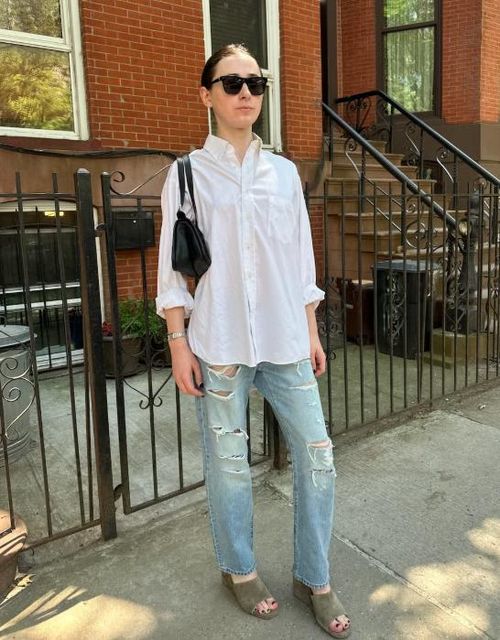 Sự trở lại của quần jeans rách không chỉ dừng ở các sàn runway mà còn truyền cảm hứng cho nhiều cách phối đồ linh hoạt. Ảnh: Harpers Bazaar