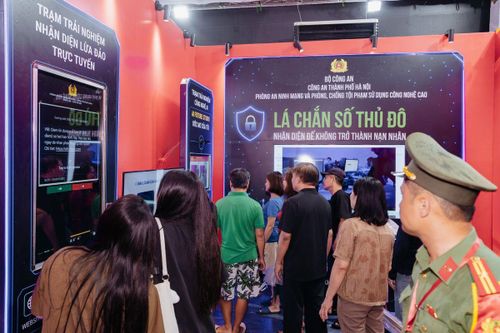 Nhiều không gian trưng bày được tổ chức tại các chương trình triển lãm, trưng bày chuyên đề, trải nghiệm công nghệ, giới thiệu mô hình bảo đảm an ninh, an toàn trên không gian mạng 