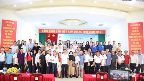 Các đại biểu chụp hình lưu niệm.