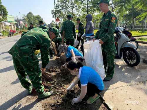 Các lực lượng phối hợp dọn vệ sinh, xây dựng cảnh quan môi trường.