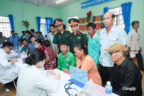 Bộ Chỉ huy Quân sự tỉnh phối hợp với các cơ quan, đơn vị tổ chức khám bệnh, cấp thuốc miễn phí cho nhân dân xã Tuyên Bình.