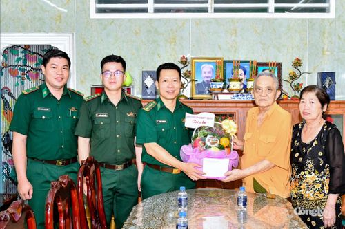 Đại tá Phạm Lê Xuân Bình tặng quà gia đình Đại tá Lê Minh Cơ, Anh hùng Lực lượng vũ trang nhân dân, nguyên Chỉ huy trưởng BĐBP tỉnh Sóc Trăng (nay thuộc BĐBP TP Cần Thơ)
