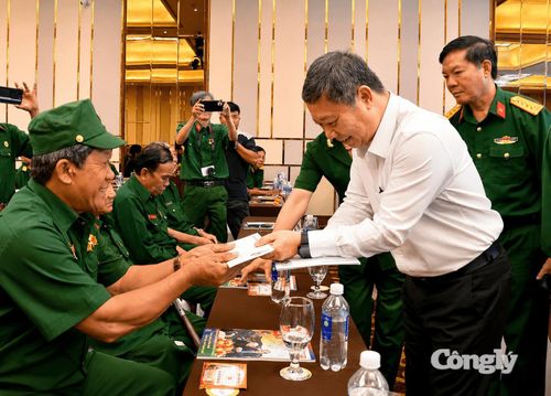 Trưởng Ban Tuyên giáo và Dân vận Thành ủy TP.HCM Dương Anh Đức trao quà cho thương, bệnh binh.