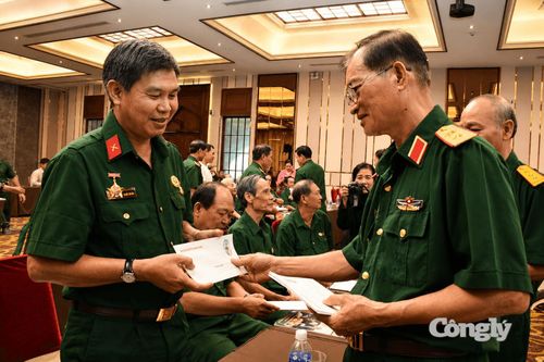 Trung tướng, Anh hùng LLVTND Lê Thái Bê - Chủ tịch Hội HTGĐLS&TB TP.HCM tặng quà tri ân các thương, bệnh binh.