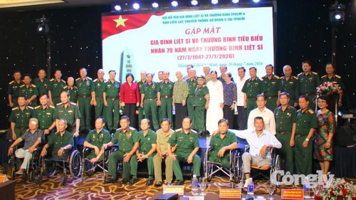 Lãnh đạo Thành ủy, Ban LLTT Sư đoàn 5 tại TP.HCM, Hội HTGĐLS & TB TP.HCM... chụp hình cùng các thương, bệnh binh.
