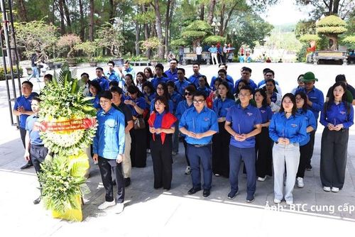 Đoàn Thanh niên Bộ Công Thương dâng hương, dâng hoa tại Nghĩa trang Liệt sĩ Quốc gia Trường Sơn